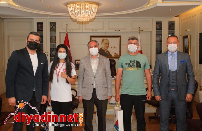 AİÇÜ lü öğrenci Kick Boks ta altın madalyanın sahibi oldu3