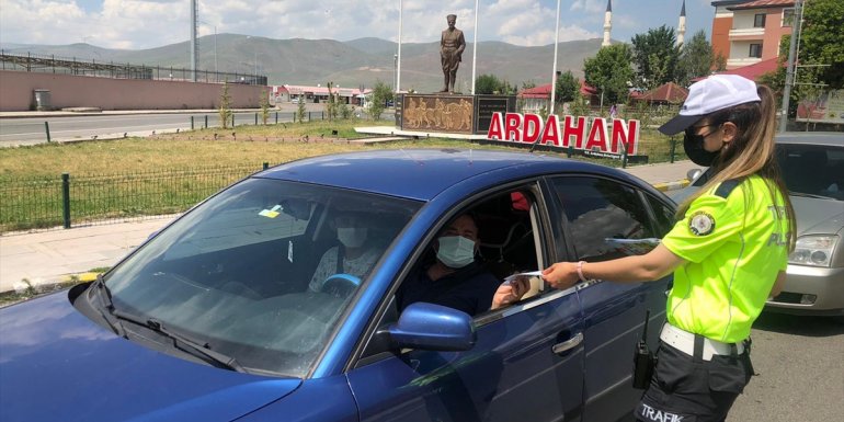 Ardahan'da ekipler bayram tedbirleri kapsamında trafik denetimi yaptı