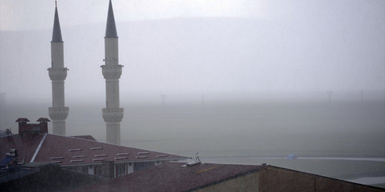 Ardahan'da sağanak sürücülere zor anlar yaşattı