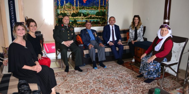 Ardahan Valisi Öner'den gazi ve şehit yakınlarına bayram ziyareti