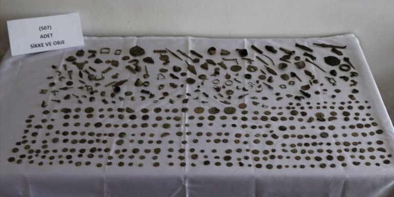 Ardahan'da yolcu otobüsünde turşu bidonuna gizlenmiş halde 507 sikke ve tarihi obje ele geçirildi