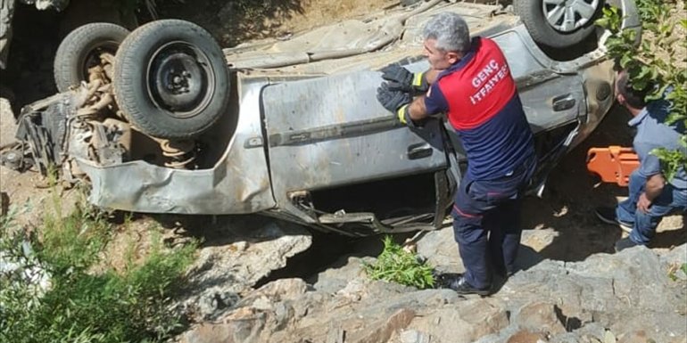 Bingöl'de şarampole devrilen otomobildeki ikiz bebeklerden biri öldü, 4 kişi yaralandı