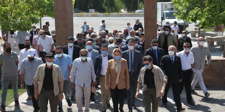 İYİ Parti Genel Başkanı Akşener, Ahlat'taki Selçuklu Meydan Mezarlığı'nı ziyaret etti: