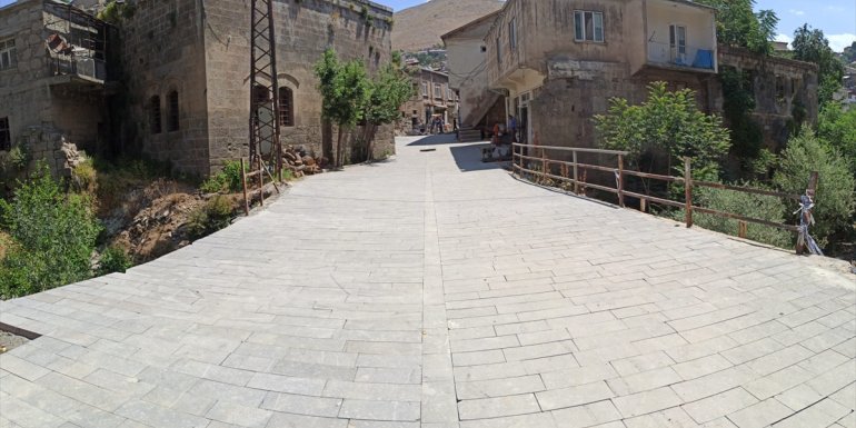 Bitlis Belediyesi yıpranan mahalle yolunu yeniledi