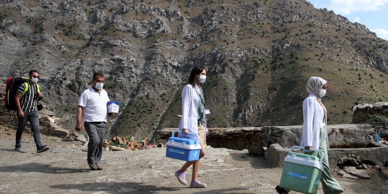 "Kovid-19 savaşçıları" Bitlis'te köy köy gezerek vatandaşları aşılıyor