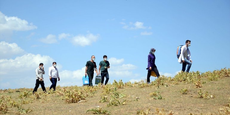 Bitlis'te sağlık ekipleri yaylaları dolaşarak göçerlerin aşılarını yapıyor