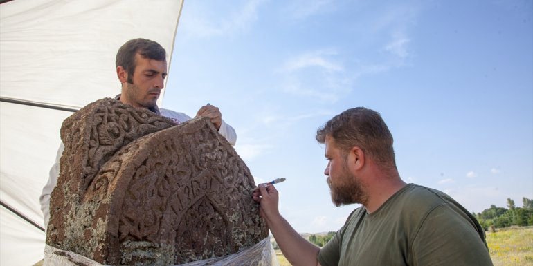 Selçuklu Meydan Mezarlığı'nda kemer işlemeli mezar taşı tespit edildi