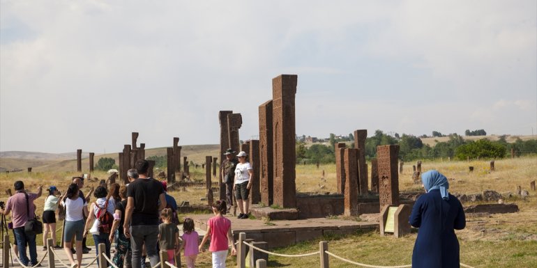 Bitlis'teki Selçuklu Meydan Mezarlığı'nda "normalleşme" yoğunluğu