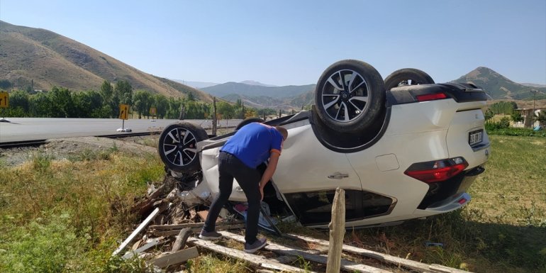 Bitlis'te iki otomobilin çarpışması sonucu 4 kişi yaralandı
