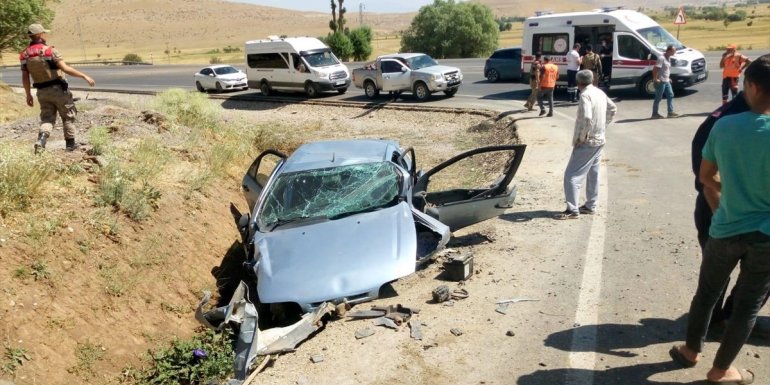 Bitlis'te kanala düşen otomobildeki 4 kişi yaralandı