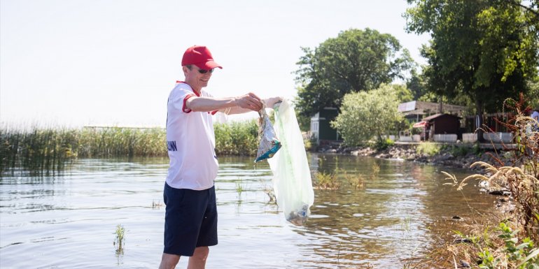 Doğa dostu Aras Kargo çalışanları Sapanca Gölü kıyılarını temizledi