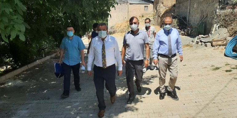 Elazığ'da 101 yaşındaki Nezaket nineye talebi üzerine ikinci doz Kovid-19 aşısı yapıldı