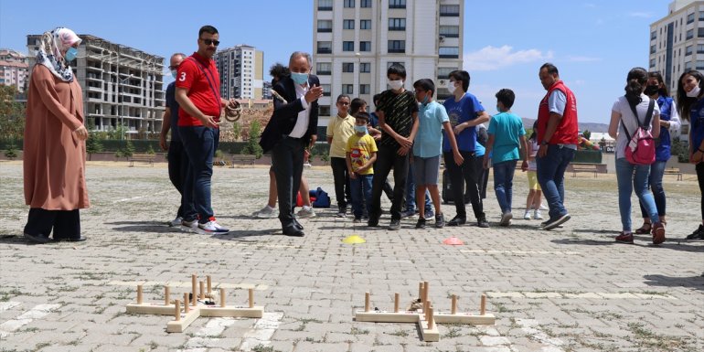 ELAZIĞ - Telafi eğitim programına katılan öğrenciler etkinliklerle de eğlenceli zaman geçiriyor1