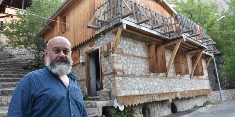 Erzincan'da ata yadigarı su değirmeninin çarkı asırlardır dönüyor