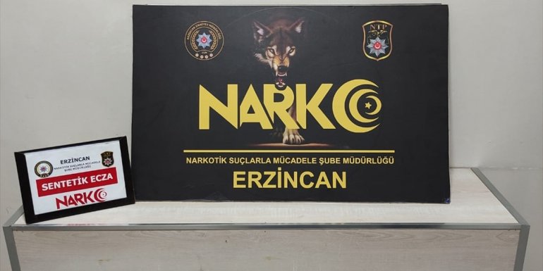 Erzincan'da ders kitapları arasına gizlenmiş uyuşturucu polisin dikkatinden kaçmadı