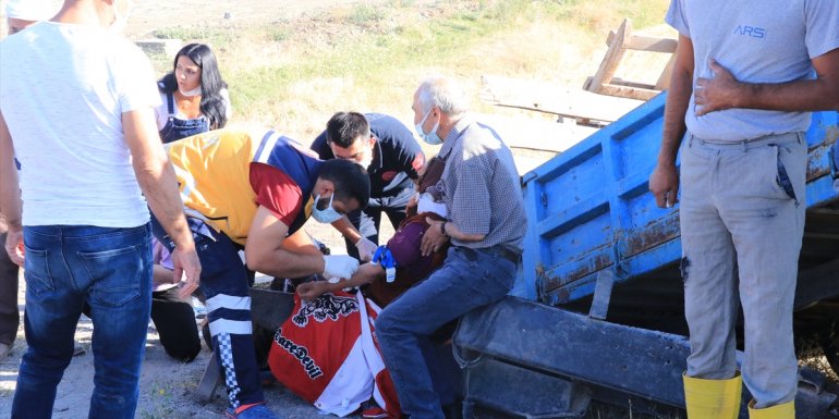 Erzincan'da tarım işçilerini taşıyan traktör ile tır çarpıştı: 2 ölü, 6 yaralı
