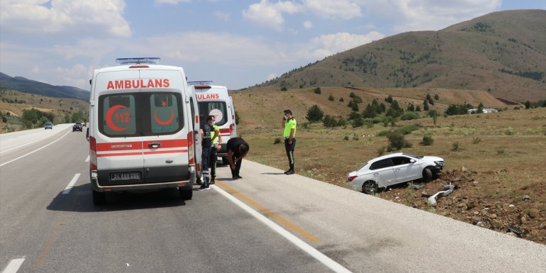 Erzincan'da devrilen otomobildeki 5 kişi yaralandı