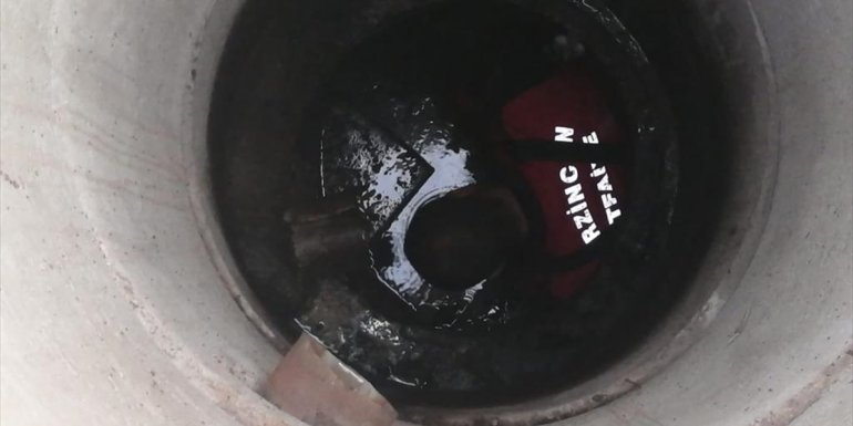 Erzincan'da itfaiye ekipleri kanalizasyona düşen köpek yavrusu için seferber oldu