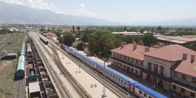 Kovid-19 yüzünden ara verilen seferleri yeniden başlayan Doğu Ekspresi treni Erzincan'a ulaştı