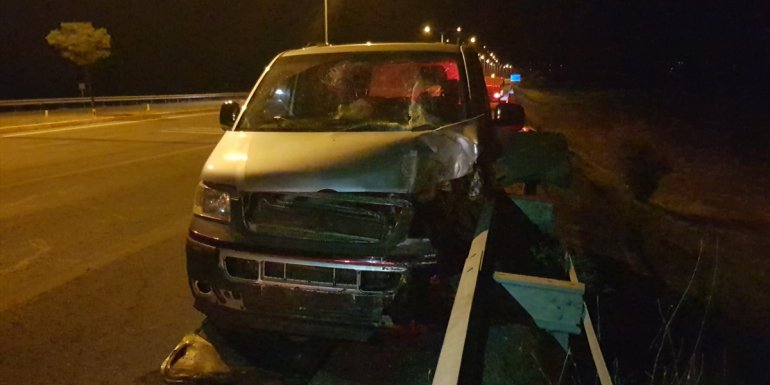 Erzincan'da minibüs aydınlatma direğine çarptı: 8 yaralı