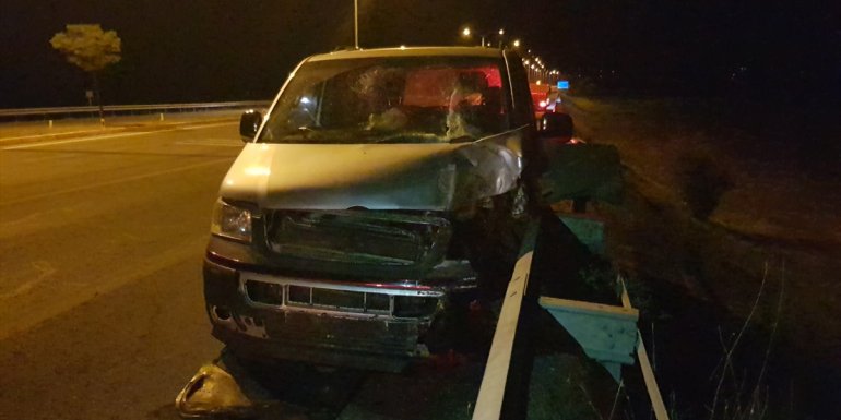 ERZİNCAN - Minibüs aydınlatma direğine çarptı: 8 yaralı1