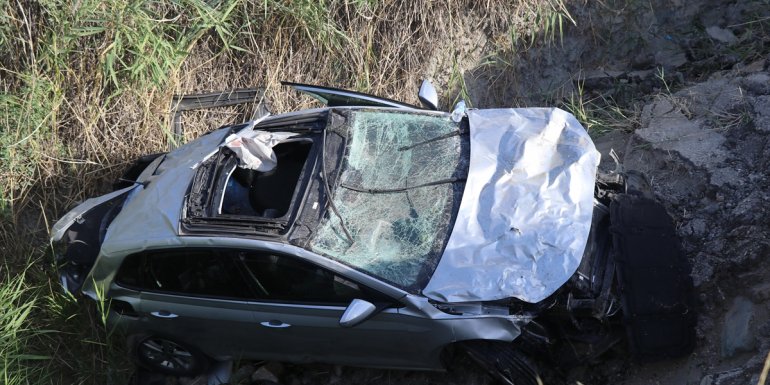 ERZİNCAN - Şarampole devrilen otomobildeki 3 kişi yaralandı1