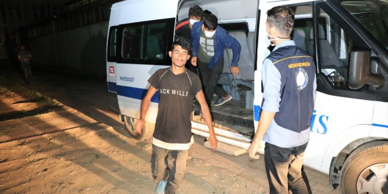 Erzincan'da yasa dışı yollarla yurda giren 17 sığınmacı yakalandı