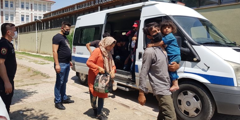 Erzincan'da yasa dışı yollarla yurda giren 27 yabancı uyruklu yakalandı