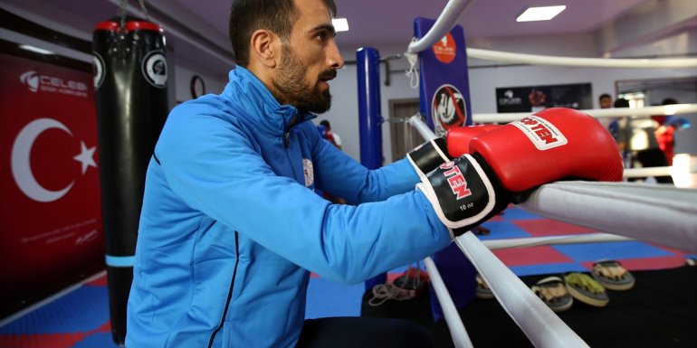 Avrupa şampiyonu milli kick boksçu Emre Şahin'in yeni hedefi dünya şampiyonluğu