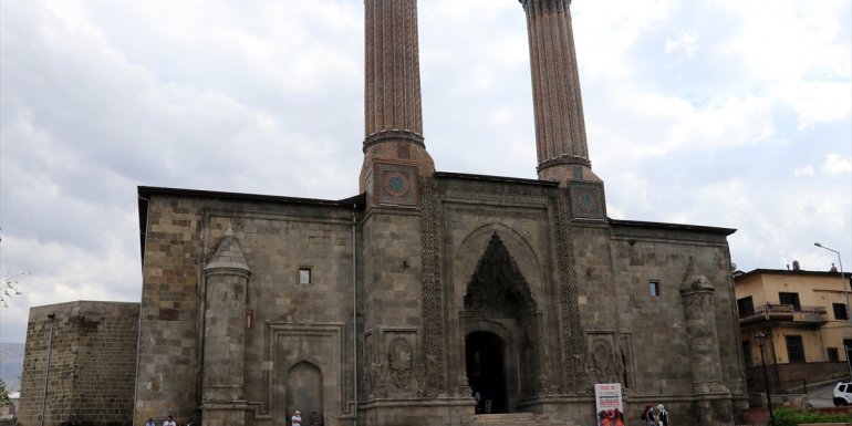 Çifte Minareli Medrese 'Vakıf Eserleri Müzesi' olarak misafirlerini ağırlamaya başladı