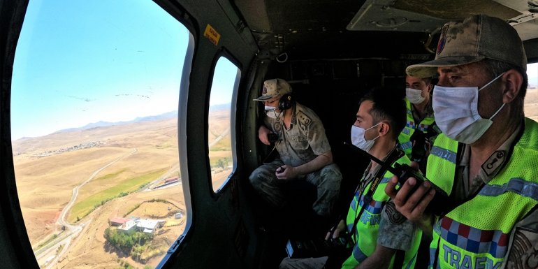 Jandarma ekipleri Erzurum-Bingöl kara yolunda helikopterle denetim yaptı