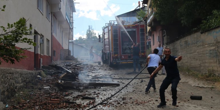 Oltu'da çatı yangını hasara yol açtı