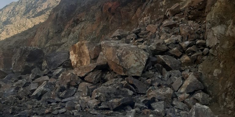 Erzurum'un Olur ile Artvin'in Yusufeli kara yolu heyelan nedeniyle ulaşıma kapandı