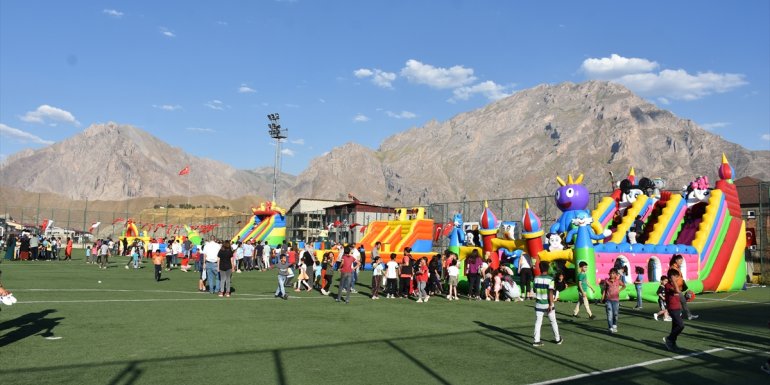 Hakkarili çocuklar "Geleneksel Çocuk Şenliği"nde doyasıya eğleniyor