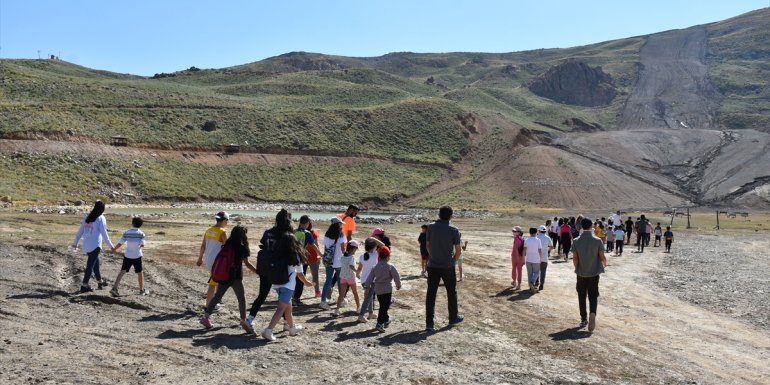 Hakkari'de çocuklar şenlikte uçurtma uçurup doyasıya eğlendi