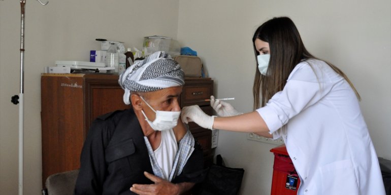 Çukurca'da sağlık ekipleri, köy köy gezerek vatandaşları Kovid-19'a karşı aşılıyor