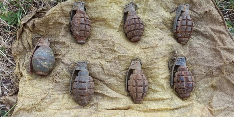 Hakkari'de toprağa gömülü el bombaları ele geçirildi
