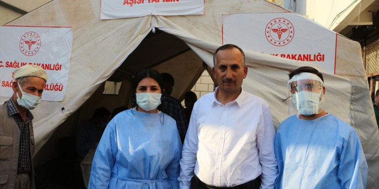 Şemdinli'de kurulan aşı çadırında günde 200 kişi aşılanıyor