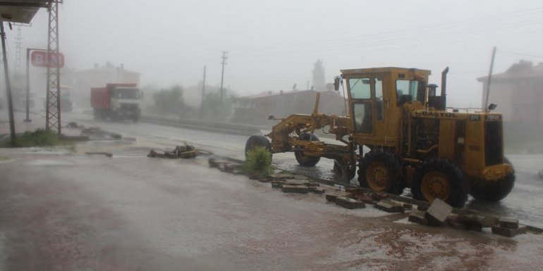 Iğdır'da etkili olan dolu ve fırtına hayatı olumsuz etkiledi