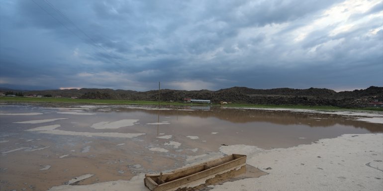 Iğdır'da etkili olan selde bazı evleri su bastı, tarım arazileri zarar gördü