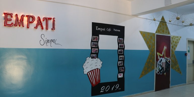 Özel öğrenciler, işlettikleri kafeden elde ettikleri gelirle okullarına sinema salonu kazandırdı