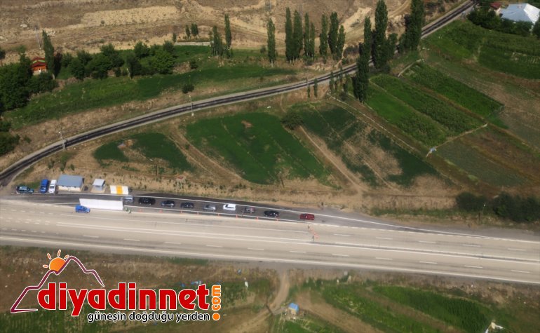 kara helikopterle Erzurum-Artvin denetledi yolundaki Jandarma bayram trafiğini 12