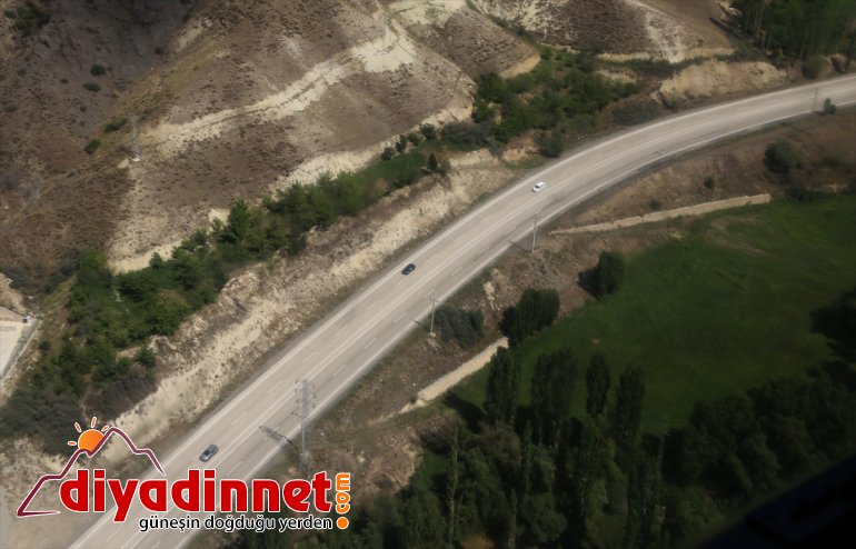 Erzurum-Artvin denetledi bayram yolundaki trafiğini helikopterle kara Jandarma 15