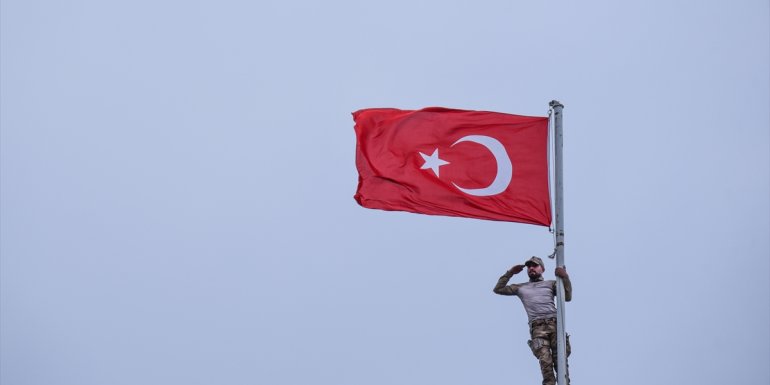 Kars'ın Alçılı köyü sakinleri, şehitler anısına 2 bin 100 rakımda Türk bayrağını dalgalandırdı