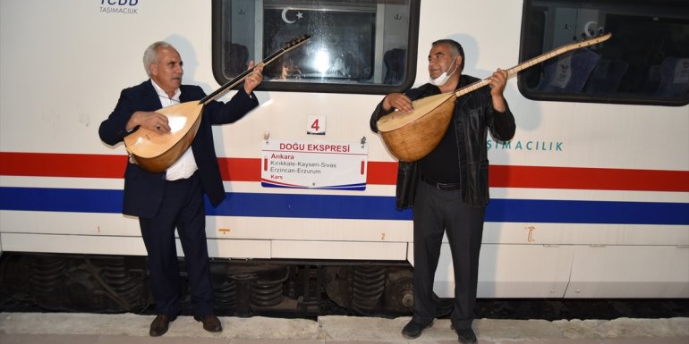 Karslı aşıklar Doğu Ekspresi'ni sazlı sözlü karşıladı