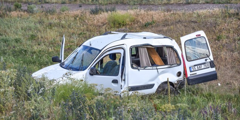 Kars'ta otomobil şarampole devrildi: 1 ölü, 4 yaralı