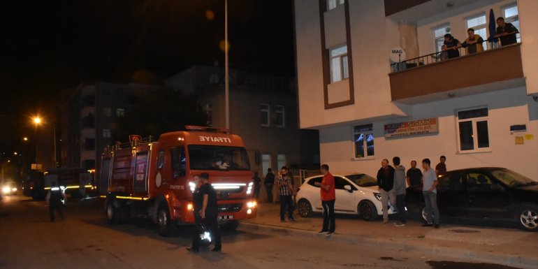 Kars'ta park halindeki otomobilde çakmak gazı tüpü patladı: 2 yaralı