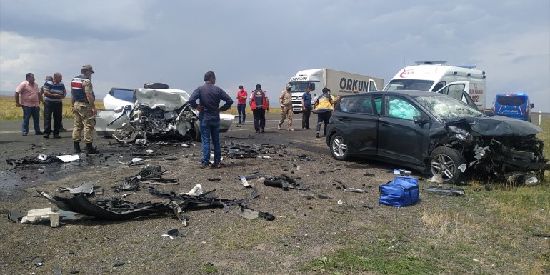 Kars'ta iki otomobil çarpıştı: 1 ölü, 8 yaralı