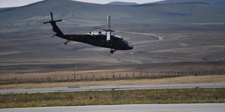 Kars'ta jandarma ekipleri helikopterle trafik denetimi yaptı