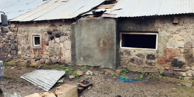 Kars'ta yangın çıkan evde mahsur kalan genç kız dumandan etkilendi